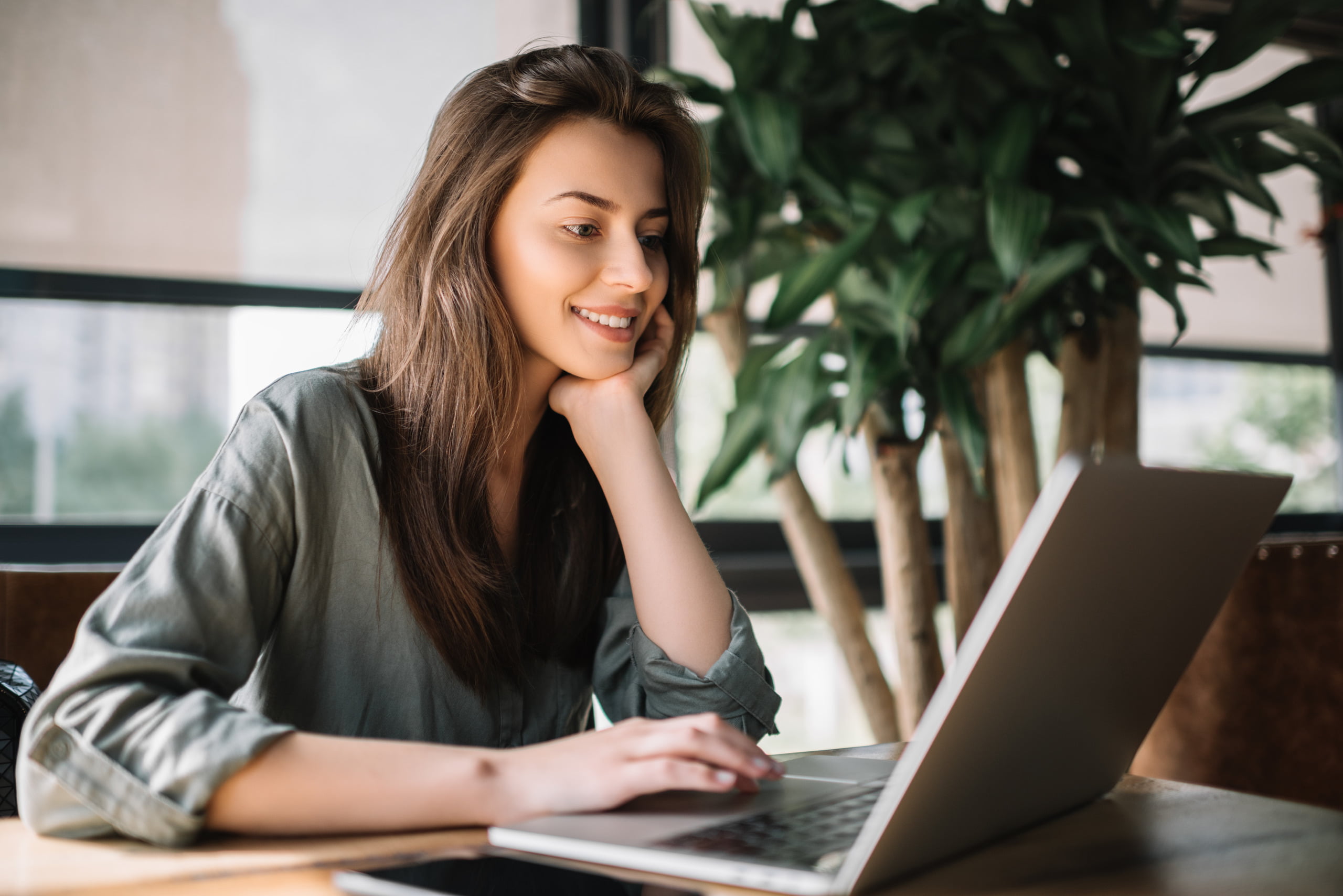 Ondernemer maakt offerte in Word op haar laptop