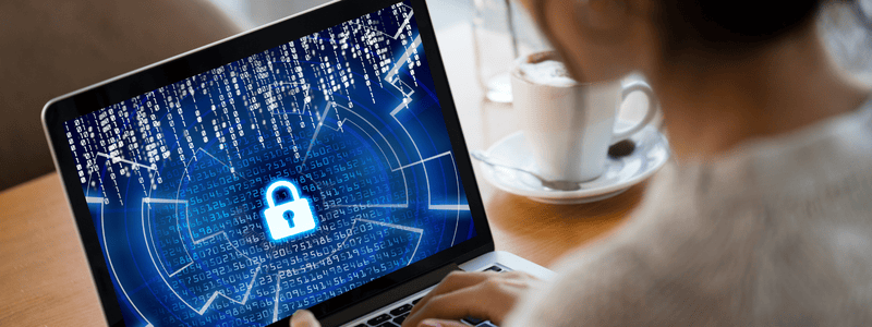 vrouw achter cyber PC